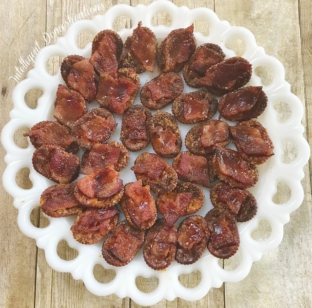 Glazed Bacon Crackers. Easy party food recipe! Only four ingredients with that bite of sweet and salty we all love. Plus there is bacon! #baconrecipe #partyfood