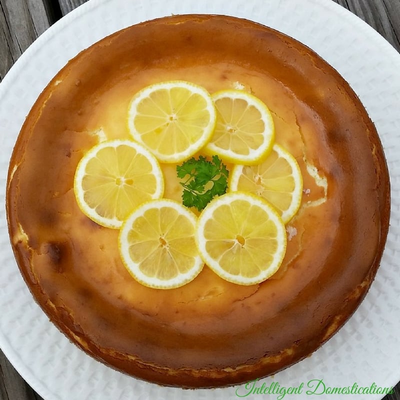 Lemon cheesecake with sliced lemons on top