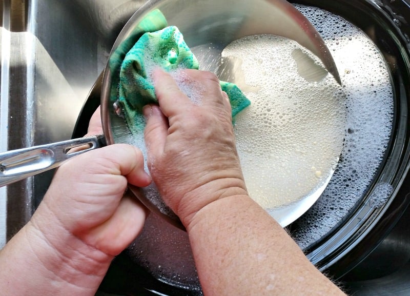 How To Keep Your Dish Cloth Stink and Stain Free. There is a simple fix for your dish cloth developing those stinky odors or stains. #kitchenhack #kitchentips How To Keep Your Dish Cloth Stink and Stain Free. There is a simple fix for your dish cloth developing those stinky odors or stains. #kitchenhack #kitchentips