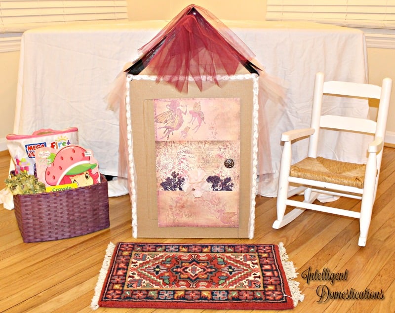 How To Build The Ultimate Indoor Fort for indoor play. Rainy day fun inside. Save that big appliance box and make an indoor box fort for the kids. #boxfort #cardboardplayhouse