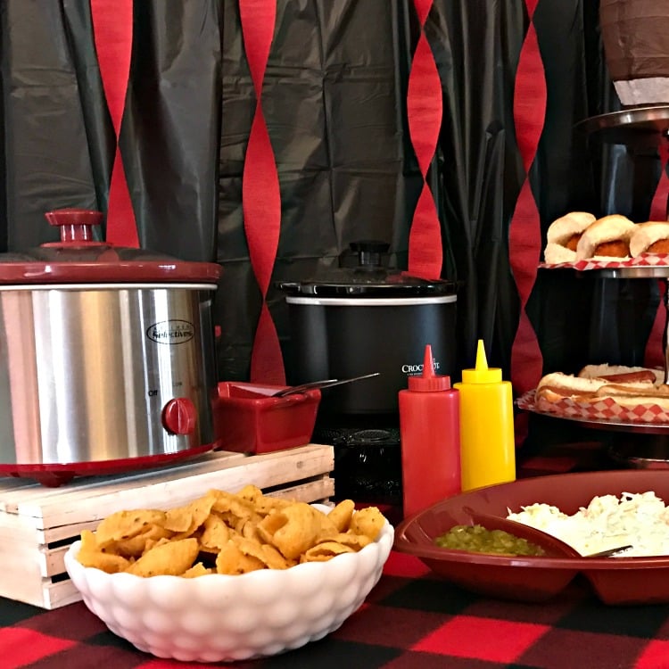 Homegating Menu and snack hacks. How to set up a game day party spread with easy recipes and decor to create a festive atmosphere without breaking the budget. #gameday #partyfood #homegating Homegating menu and snack hacks. Homegating Menu and snack hacks. How to set up a game day party spread with easy recipes and decor to create a festive atmosphere without breaking the budget. #gameday #partyfood #homegating
