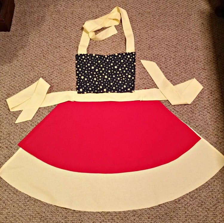 Super Mom Apron Sewing project at intelligentdomestications.com