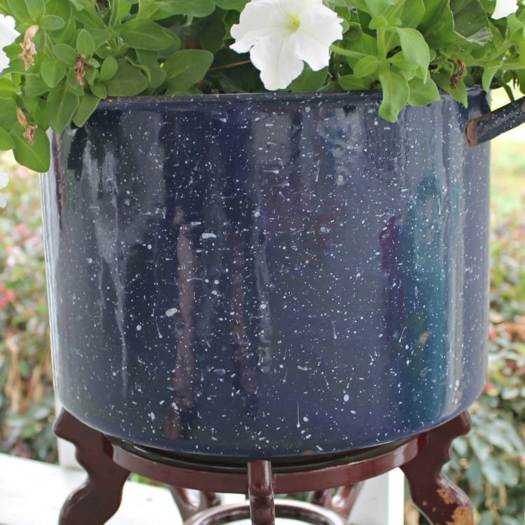 Upcycle an old enamelware canner pot into a unique flower container. #gardenproject #outdoordecor