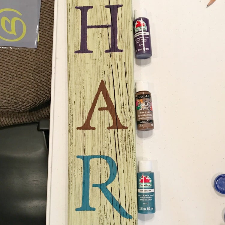 Porch Sign DIY project using Reclaimed Wood. See how we repurposed our old porch steps into a Fall Harvest Sign for Fall Decor. #reclaimedwood #DIYSign DIY HARVEST porch sign using reclaimed wood. How to make a HARVEST porch sign. Fall porch decor vignette. Fall porch decor ideas.