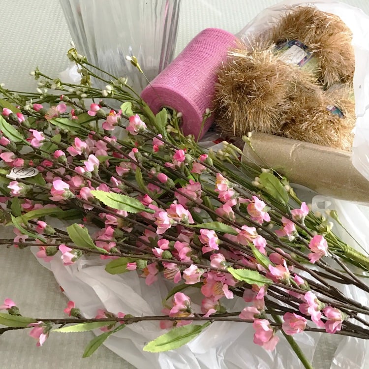 How to make a floral centerpiece in a clear vase. Pink floral centerpiece in a clear vase. Pink and Gold centerpiece in a clear vase. Supplies for DIY Pink floral centerpiece. #diycenterpiece #pinkfloral