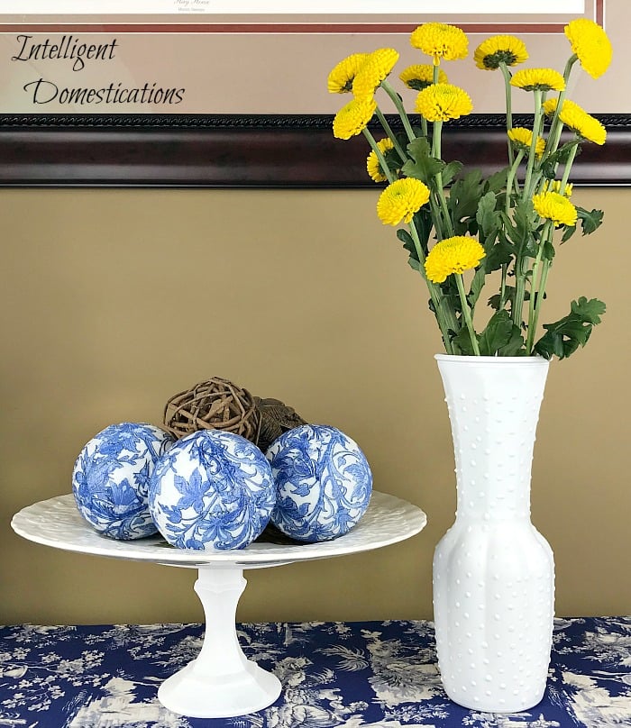 How To Make A Faux Hobnail Vase. DIY Faux Hobnail glass. Easy tutorial for Faux Hobnail milk glass vase. How to make your own hobnail milk glass. #fauxhobnail #hobnailmilkglass #fauxmilkglass #diyhobnail