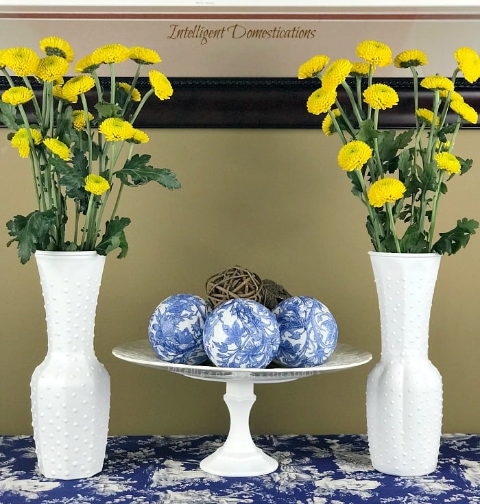 How To Make A Faux Hobnail Vase. DIY Faux Hobnail glass. Easy tutorial for Faux Hobnail milk glass vase. How to make your own hobnail milk glass. #fauxhobnail #hobnailmilkglass #fauxmilkglass #diyhobnail