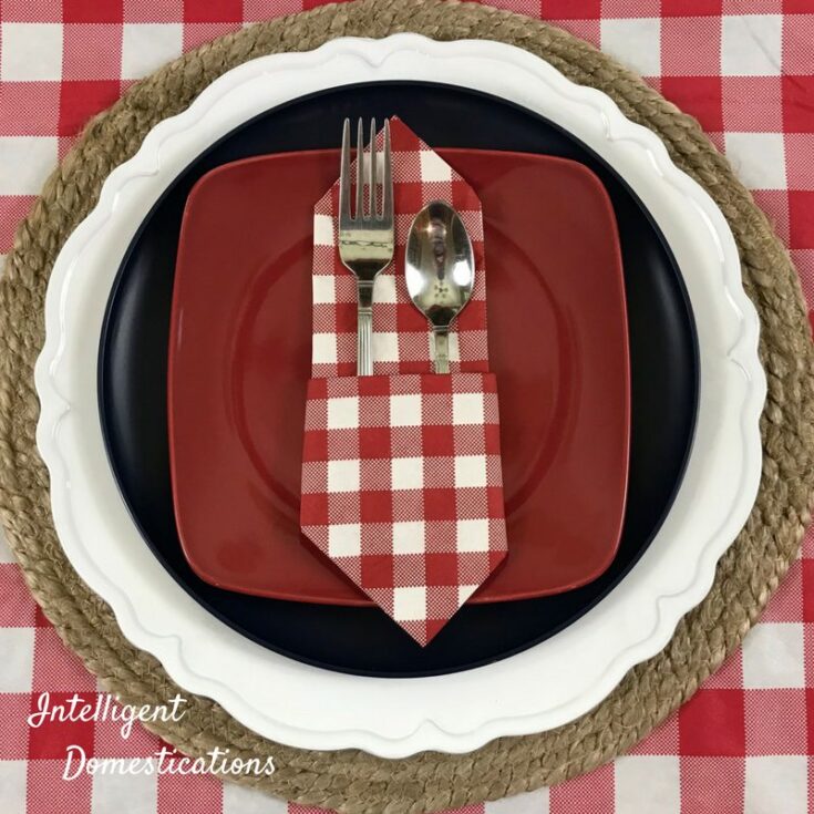 Red White and Blue Tablescape decor ideas. Summer Tablescape decor. Red and White checkered table decor ideas. #tablescape #redhwhiteandblue #redcheckered #summerdecor #summertablescape