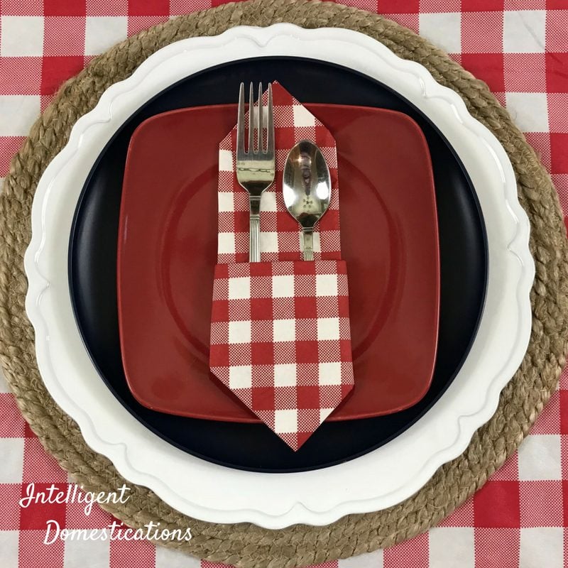 Red White and Blue Tablescape decor ideas. Summer Tablescape decor. Red and White checkered table decor ideas. #tablescape #redhwhiteandblue #redcheckered #summerdecor #summertablescape