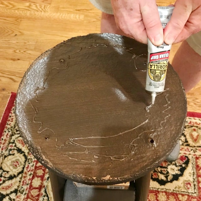 How to turn a bar stool into a side table. Easy wood DIY project using few tools. A Mandela stencil on top add beauty to this easy DIY Furniture project. #diy #woodproject #furnituremakeover #livingroom