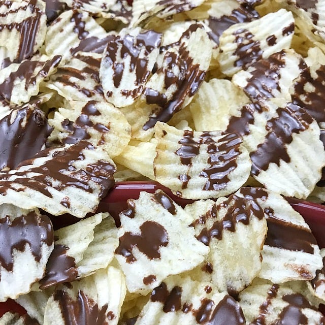 Enjoy these super easy to prepare Sweet & Salty Potato Chips for your next Football party! Only two ingredients and ready in minutes. A delicious combination of sweet and salty. #footballfood #sweetandsalty #chocolate