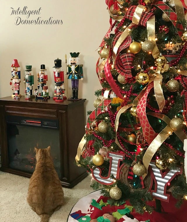 How to Decorate a Christmas Tree with Ribbon and Bows. Red and Gold Christmas Tree decor using ribbons, bows and gold balls #Christmastree How to Decorate a Christmas Tree with Ribbon and Bows. Red and Gold Christmas Tree decor using ribbons, bows and gold balls #Christmastree