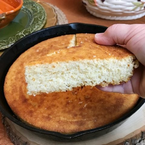 Southern Cornbread Recipe. Sweet Southern Cornbread easy recipe. How to make delicious Iron Skillet Cornbread. #cornbread #easyrecipe