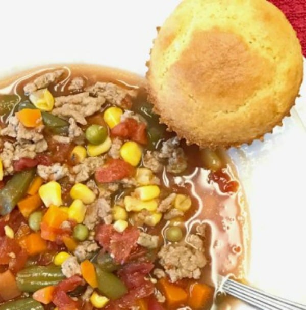 Southern Cornbread Recipe. Sweet Southern Cornbread easy recipe. How to make delicious Iron Skillet Cornbread. #cornbread #easyrecipe