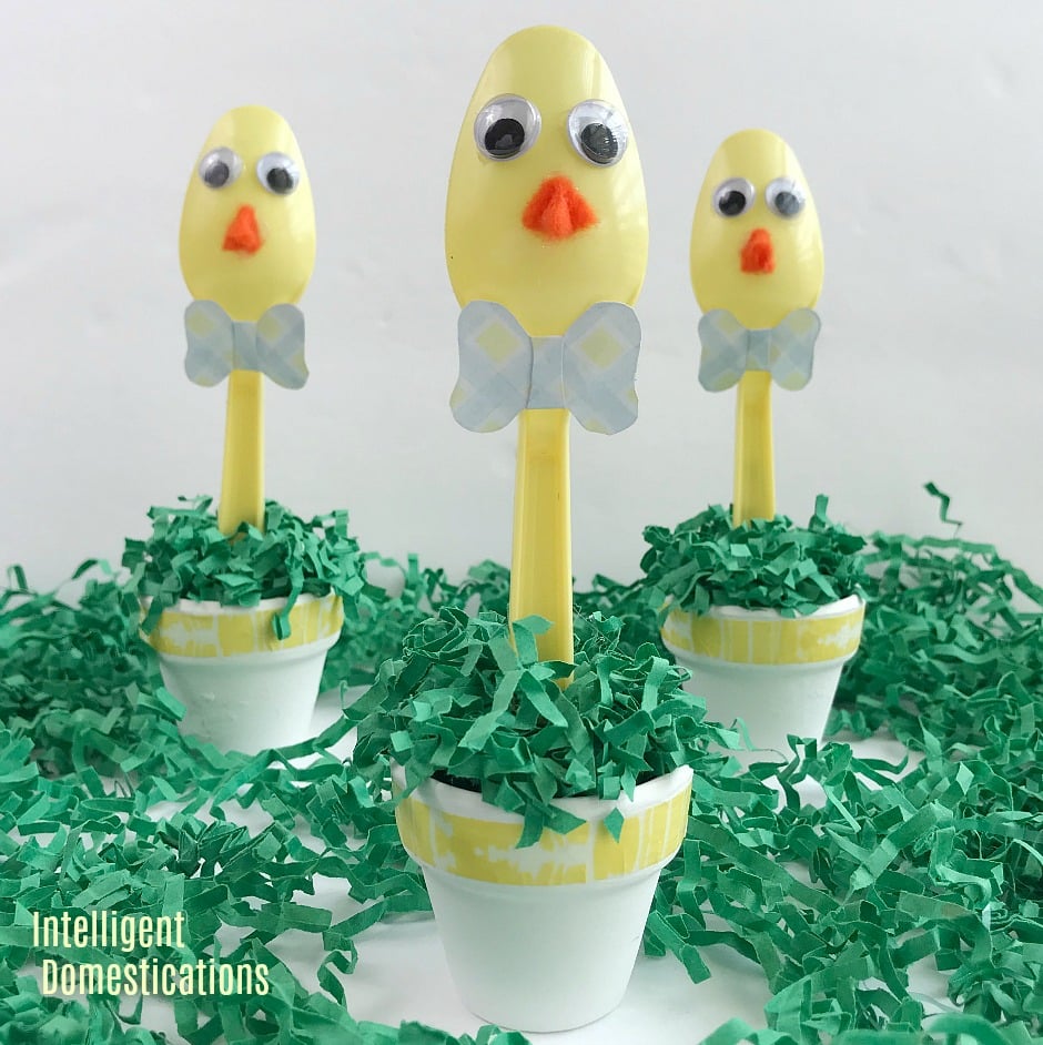 How to make these adorable Plastic Spoon Easter Chicks for your table decor. This is a quick and easy Dollar Store Easter craft you can do with the kids. #Easter #Eastercrafts #Placesetting #plasticspooncraft