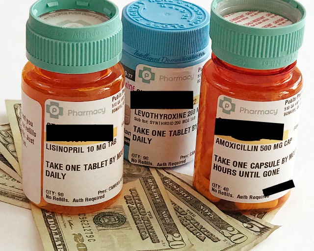 How to compare prescriptions costs before you even leave the doctor's office. Use the Rx Saver site or App to quickly compare Prescription medications cost at pharmacies in your area #prescriptioncosts #savemoney