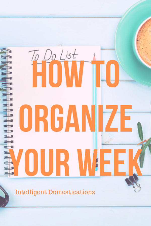 How I organize my weekly schedule to keep stress out of my life. My weekly schedule organization tips and the products I use to stay organized. #weeklyorganiztion #organization