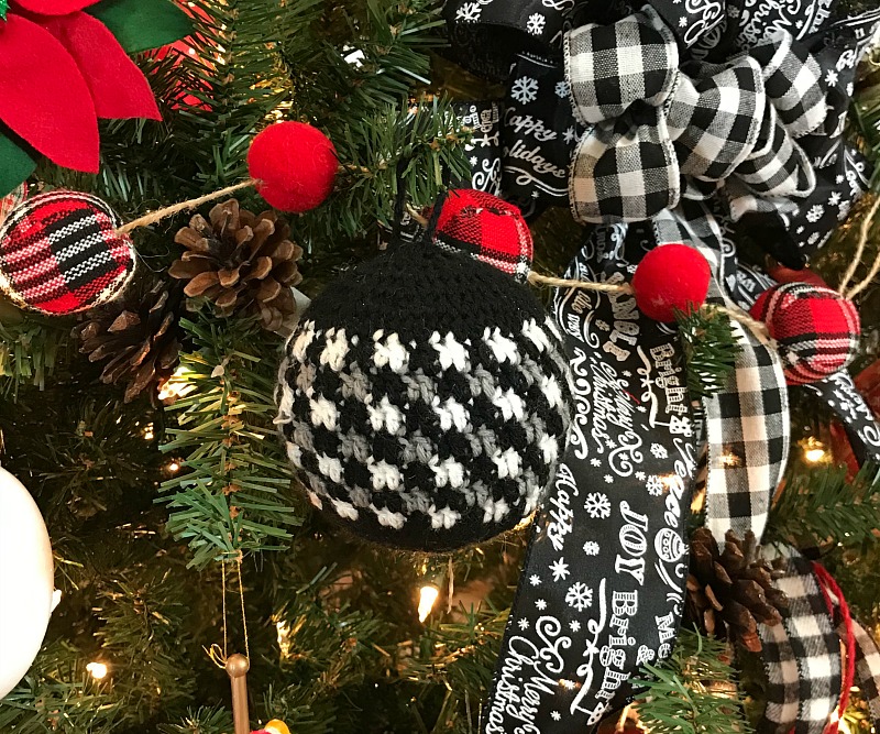 Crochet Buffalo plaid ornament for the Christmas tree thanks to my Ornament Exchange partner