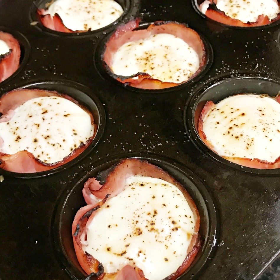 Low Carb Baked Ham & Eggs Muffin Cups. Make this easy breakfast recipe for Easter, Christmas or Mother's Day . Also a good brunch menu item. Can be eaten as a finger food or more proper with knife and fork. #lowcarbbrunch #breakfastrecipe #hamandeggs #intellid