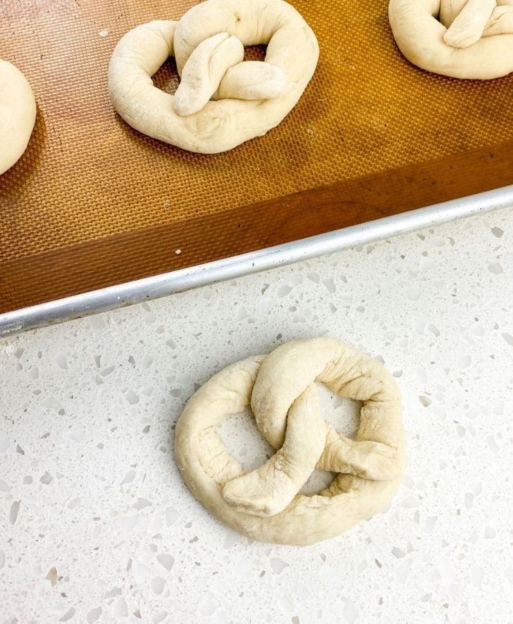 Shaping the pretzel