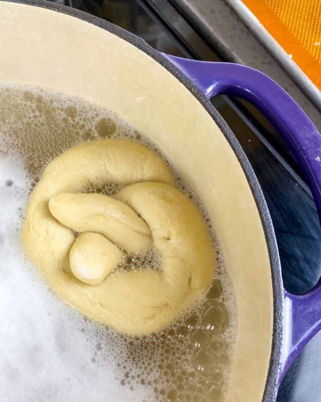 pretzel in boiling water