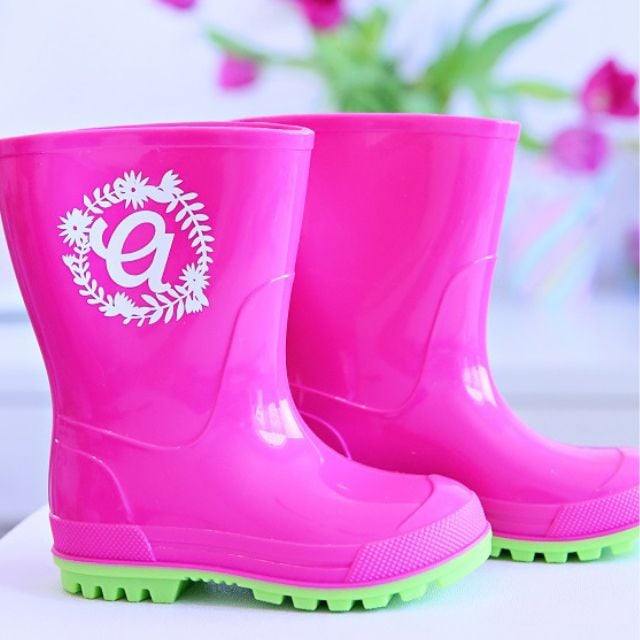 How to monogram rain boots with Cricut