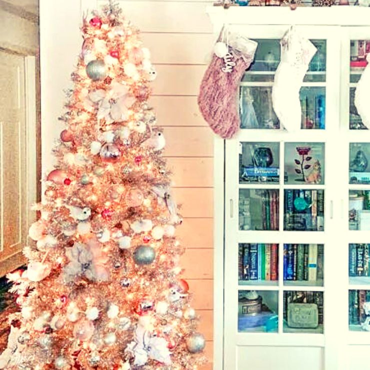Image for How to Decorate a Rose Gold Christmas Tree