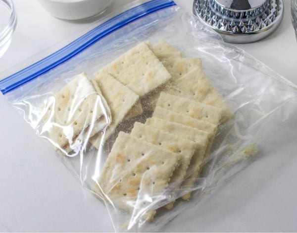 saltine crackers in a ziploc bag